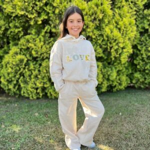 Conjunto sudadera LOVE pantalón largo beige desde 4 hasta 15 años
