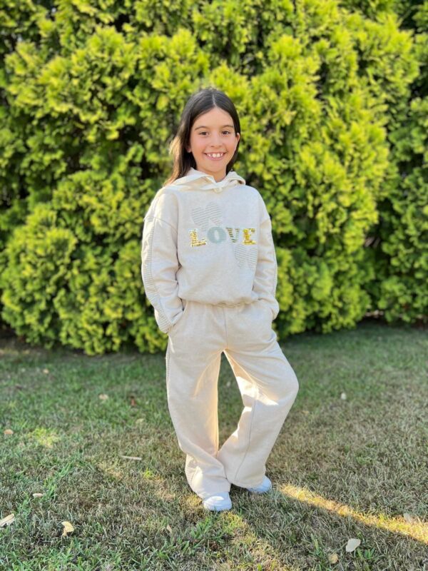 Conjunto sudadera LOVE pantalón largo beige desde 4 hasta 15 años