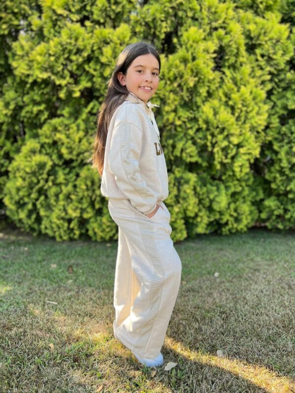 Conjunto sudadera LOVE pantalón largo beige desde 4 hasta 15 años - Imagen 4