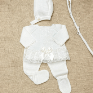 Conjunto hilo 3 piezas color marfil lazo y encajes desde 00 hasta 6 meses C8007